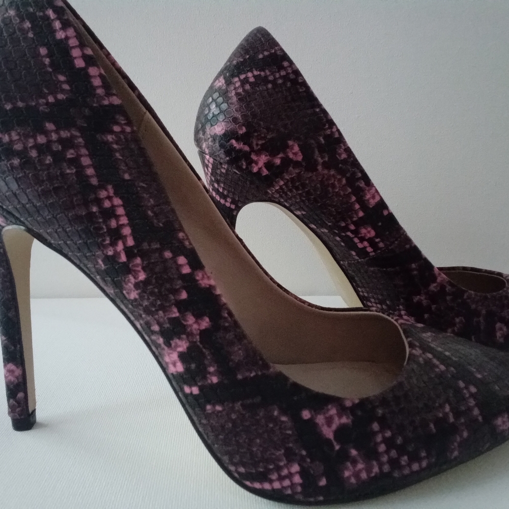Mix 6 Pink and Black Snakeskin Pattern Pump.  Size 8